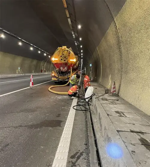 德昌隧道排水渠清淤